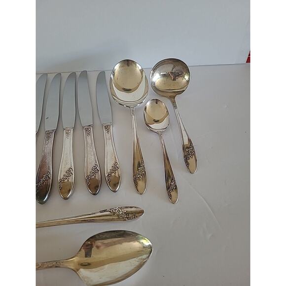 ONEIDA SILVER 34pc -Serves 8 - Queen Bess II Tudor Plated 1946 - Picture 7 of 9